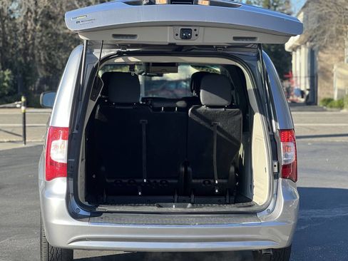 Used 2016 Chrysler Town & Country Touring image 5