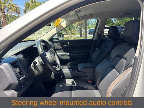 Used 2023 Nissan Pathfinder SL AWD/4WD image 6