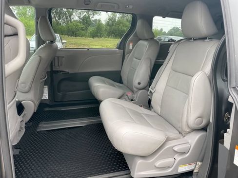 Used 2017 Toyota Sienna XLE FWD image 28