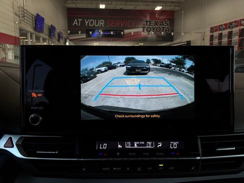 Used 2025 Toyota Sienna XLE FWD image 38