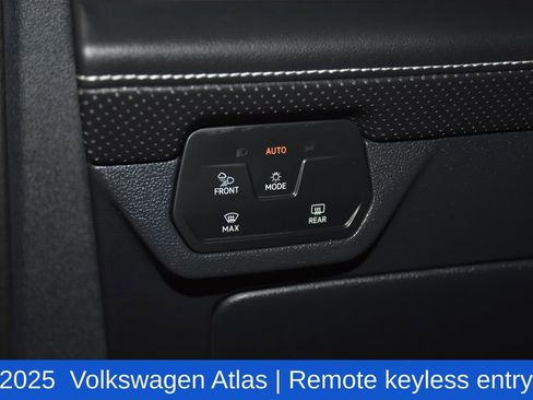 Used 2025 Volkswagen Atlas SE FWD image 9