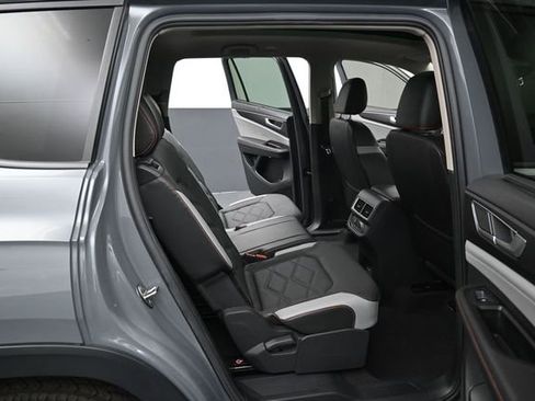 Used 2024 Volkswagen Atlas Peak Edition SE AWD/4WD image 34