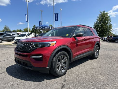 Used 2021 Ford Explorer XLT w/ Equipment Group 202A AWD/4WD image 8