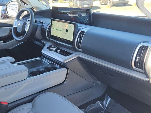 New 2025 Ford Expedition Active image 32