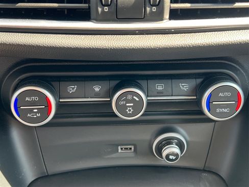 Used 2018 Alfa Romeo Stelvio AWD image 40