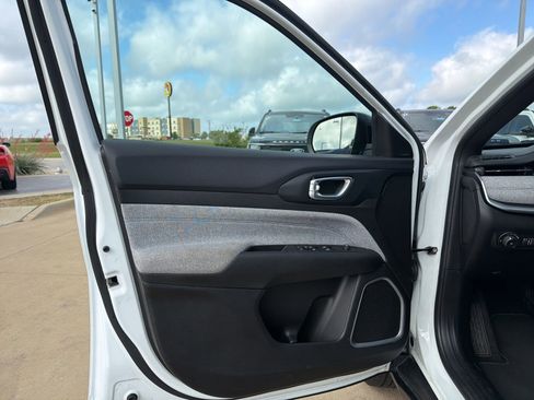 Used 2024 Jeep Compass Latitude image 13