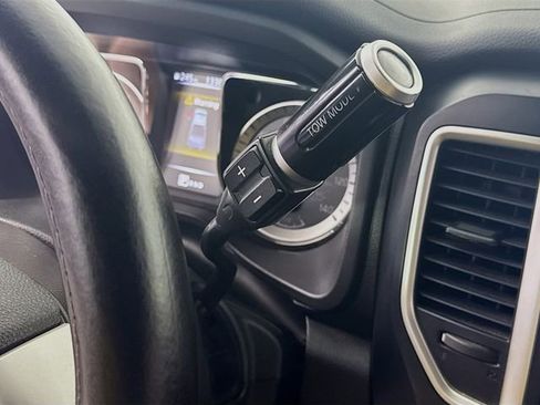 Used 2018 Nissan Titan SV w/ SV Convenience Package image 20