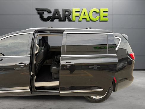 Used 2019 Chrysler Pacifica Touring-L FWD image 18