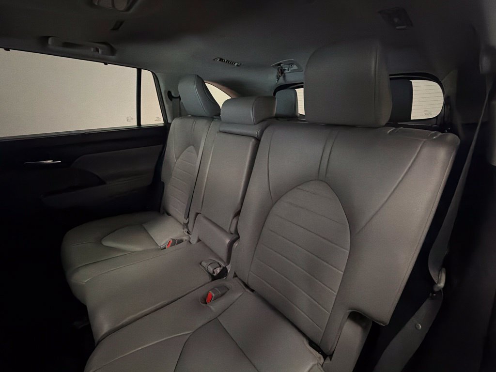 Used 2022 Toyota Highlander XLE AWD/4WD image 14