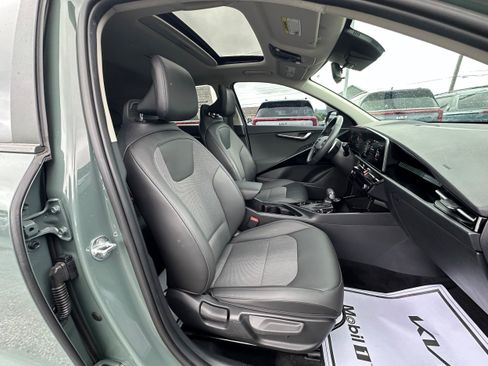 Used 2024 Kia Niro EX Touring FWD image 18