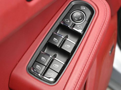 Certified 2024 Porsche Macan GTS image 9