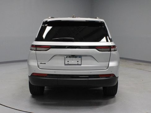 Used 2023 Jeep Grand Cherokee Altitude AWD/4WD image 9