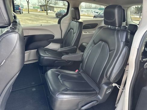 Certified 2023 Chrysler Pacifica Touring-L image 32
