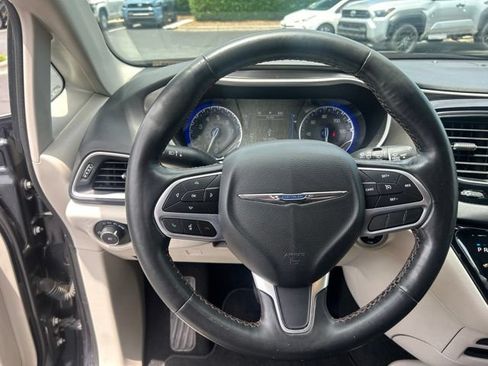 Used 2020 Chrysler Pacifica Touring-L FWD image 21