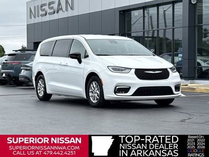 Used 2025 Chrysler Pacifica Select
