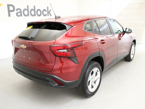Used 2024 Chevrolet Trax LS w/ LS Convenience Package FWD image 10