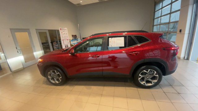 Used 2025 Chevrolet Trax LT w/ LT Convenience Package FWD image 7