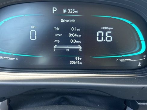 Used 2025 Hyundai Venue SEL FWD image 9