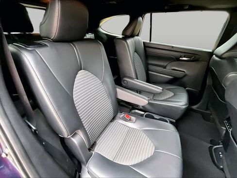 Used 2021 Toyota Highlander XSE FWD image 17