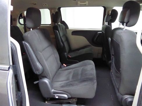 Used 2016 Dodge Grand Caravan SXT image 27