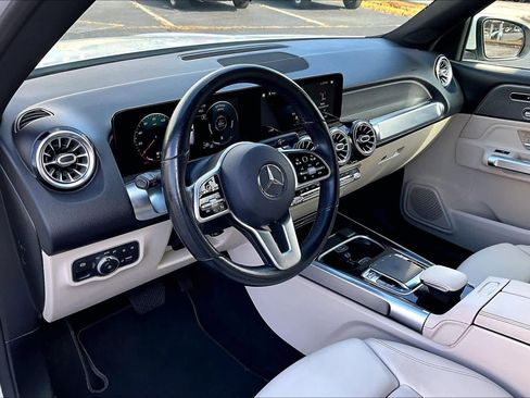 Used 2020 Mercedes-Benz GLB 250 4MATIC w/ Premium Package image 17