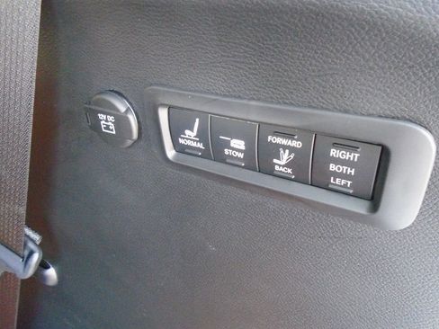 Certified 2024 Chrysler Pacifica Pinnacle image 23