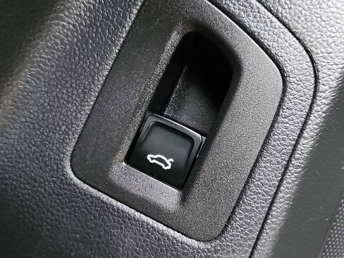 Used 2020 Volkswagen Atlas Cross Sport SE w/ Panoramic Sunroof Package image 26