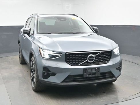 Used 2023 Volvo XC40 B5 Plus w/ Climate Package image 2