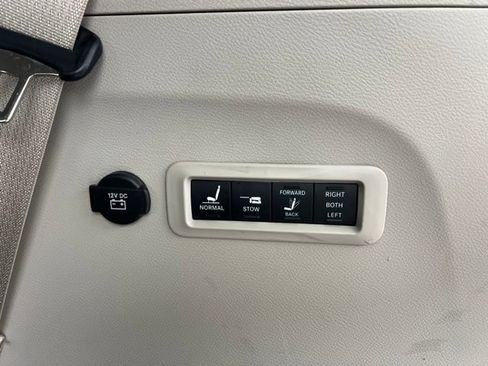 Used 2019 Chrysler Pacifica Limited FWD image 15