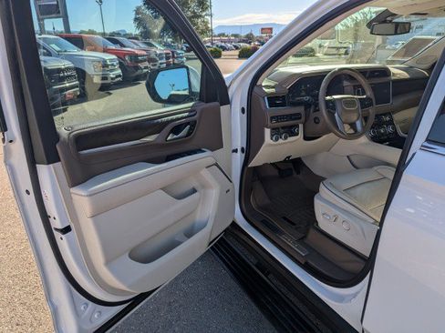Used 2022 GMC Yukon XL Denali AWD/4WD image 8