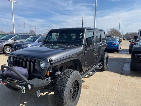 Used 2024 Jeep Wrangler Unlimited Sport AWD/4WD image 3