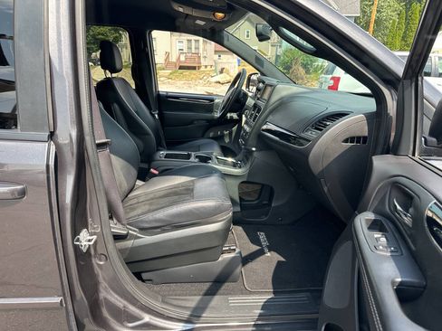 Used 2017 Dodge Grand Caravan SXT w/ Blacktop Package FWD image 11