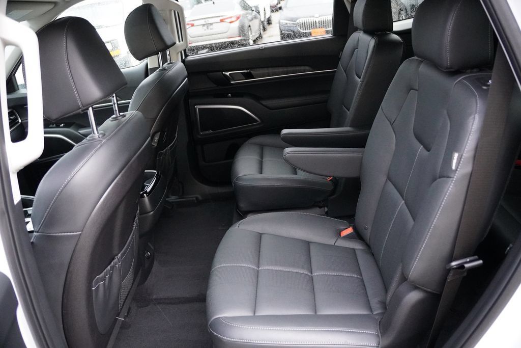 Certified 2025 Kia Telluride EX w/ EX Captain's Chair Package AWD/4WD image 17
