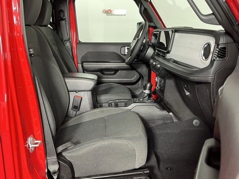 Used 2024 Jeep Wrangler Unlimited Sahara image 29