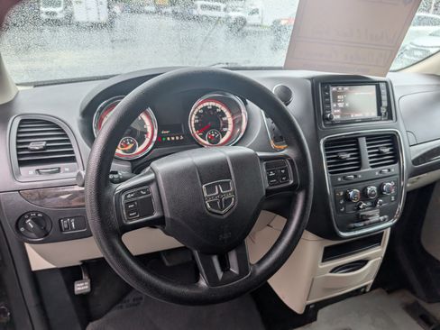 Used 2018 Dodge Grand Caravan SE w/ UConnect Hands-Free Group FWD image 13