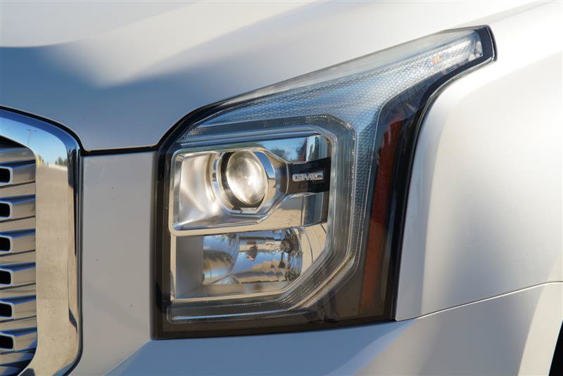Used 2015 GMC Yukon Denali w/ Premium Package AWD/4WD image 31