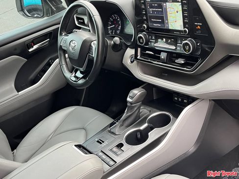 Certified 2021 Toyota Highlander XLE FWD image 13