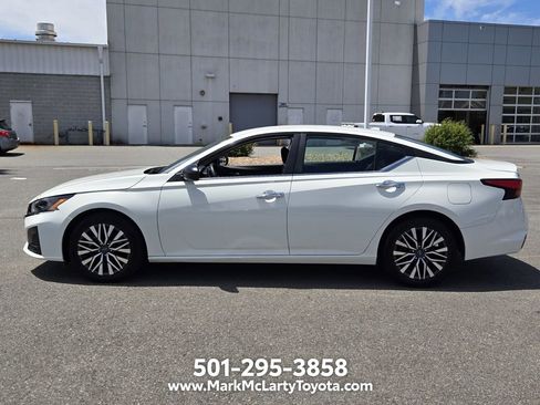 Used 2025 Nissan Altima 2.5 SV FWD image 2