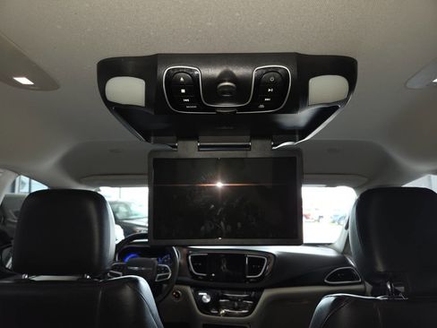 Used 2017 Chrysler Pacifica Touring-L w/ Tire & Wheel Group FWD image 25