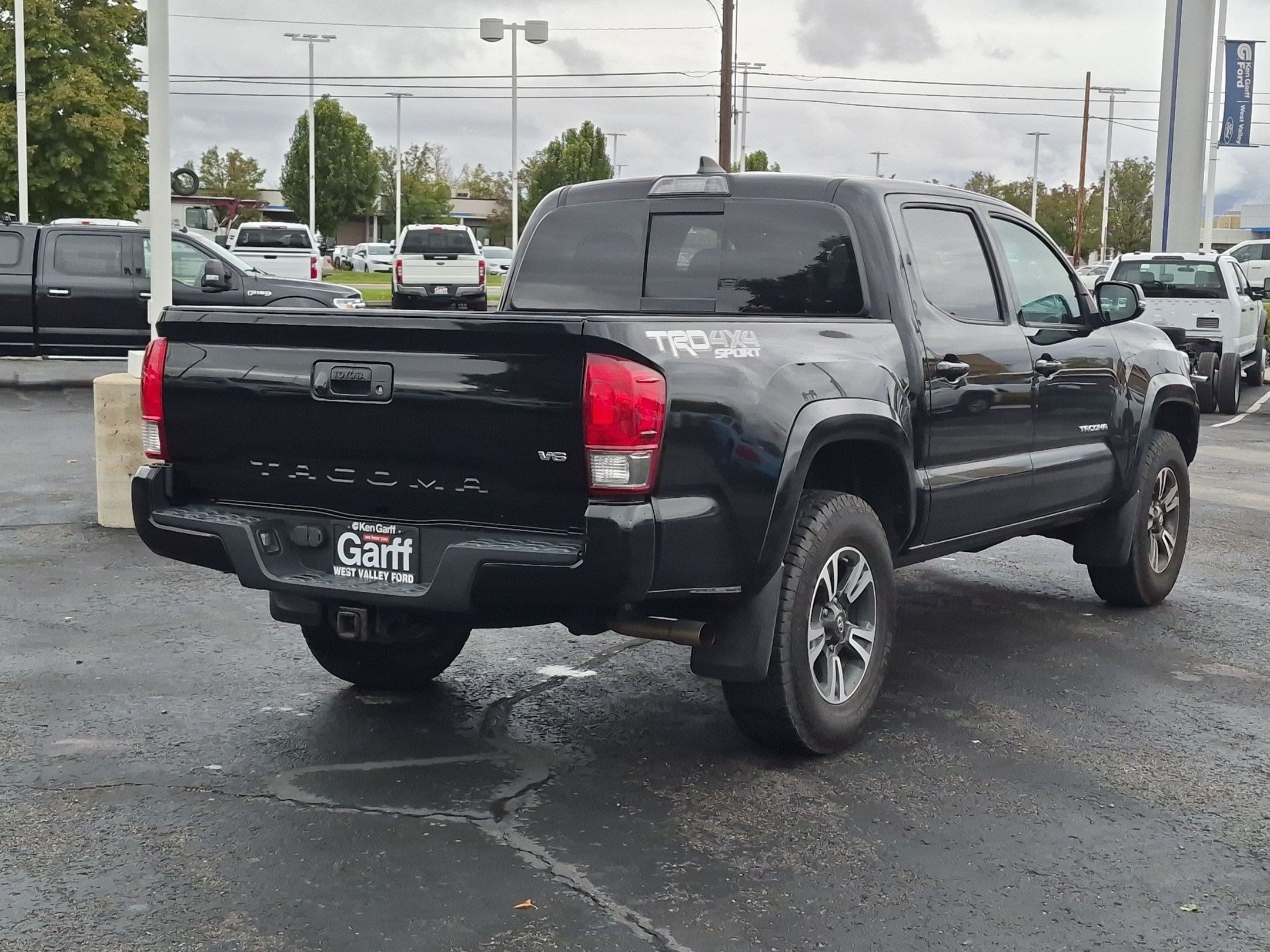 Used 2017 Toyota Tacoma TRD Sport w/ Tow Package (A/T) AWD/4WD image 3