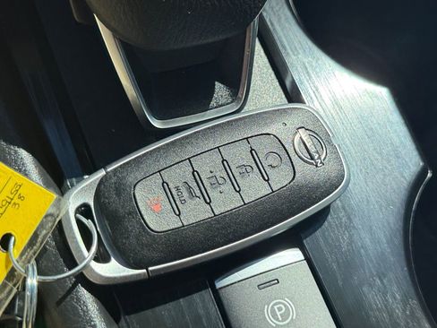 Used 2023 Nissan Rogue SV w/ SV Premium B Package image 34