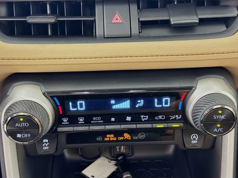 Used 2025 Toyota RAV4 XLE AWD/4WD image 17
