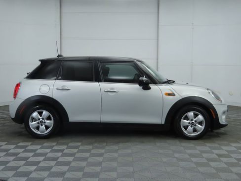 Used 2016 MINI Cooper 4-Door Hardtop image 4