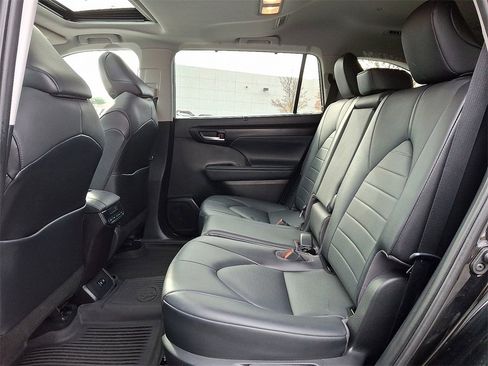 Used 2020 Toyota Highlander XLE image 11