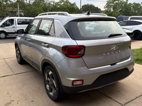 Used 2022 Hyundai Venue SEL FWD image 5