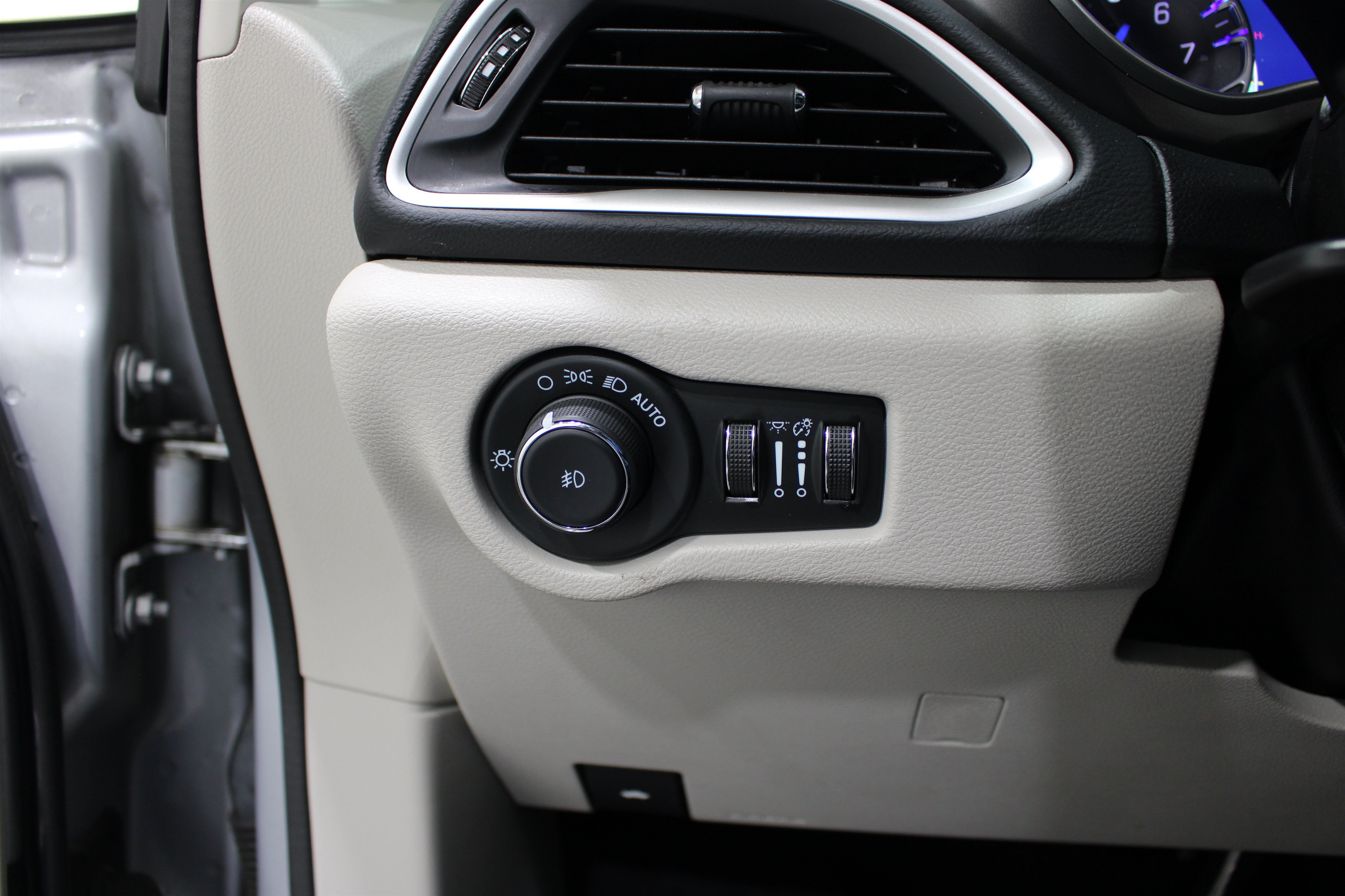 Used 2023 Chrysler Pacifica Touring-L FWD image 9