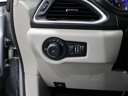 Used 2023 Chrysler Pacifica Touring-L FWD image 9