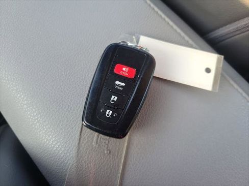 Certified 2018 Toyota Camry XLE image 33