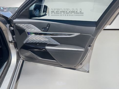Used 2023 BMW i7 xDrive60 AWD/4WD image 32