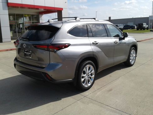 New 2026 Toyota Highlander Limited AWD/4WD image 2